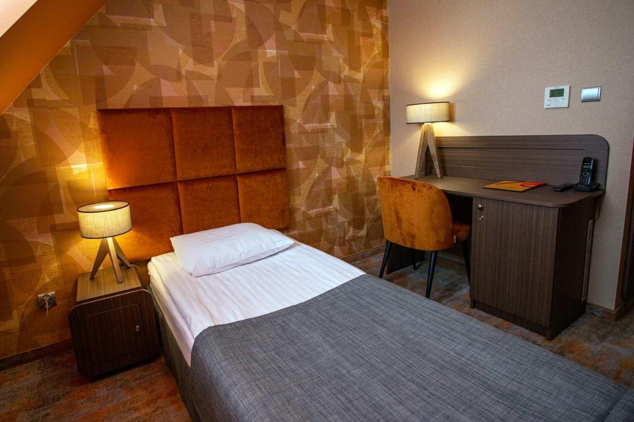 Hotel Styl 70 プシュチナ エクステリア 写真