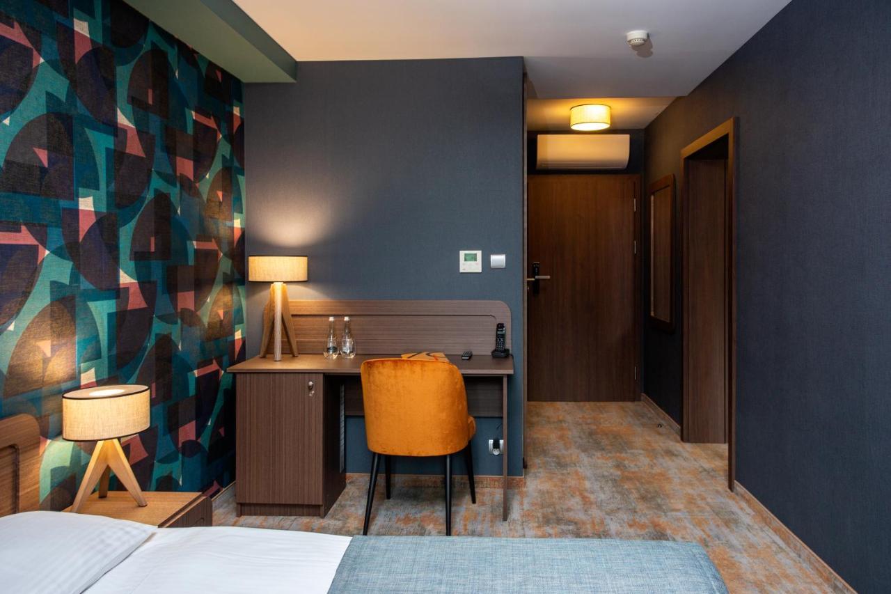Hotel Styl 70 プシュチナ エクステリア 写真