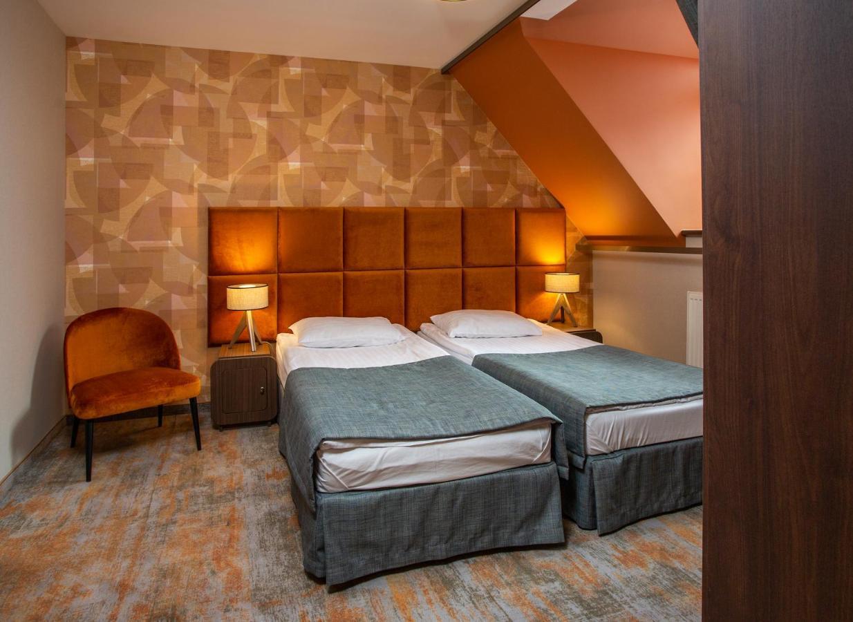 Hotel Styl 70 プシュチナ エクステリア 写真